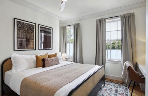 Old West Broad Neighborhood House | home Combo Near Forsyth Park Parking