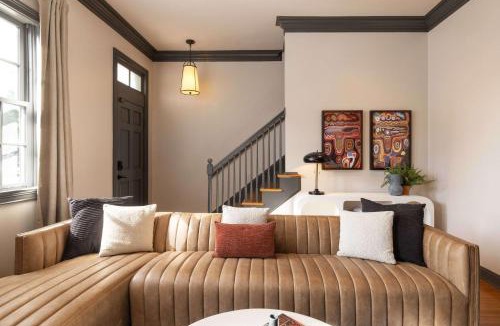 Old West Broad Neighborhood House | home Combo Near Forsyth Park Parking