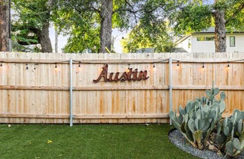 Zilker House | Home in Zilker - Private Large Backyard