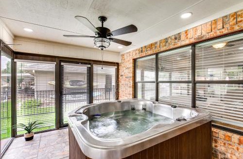 Granbury House | Home on Lake Granbury w/Hot Tub: 5 Mi to Dtwn!