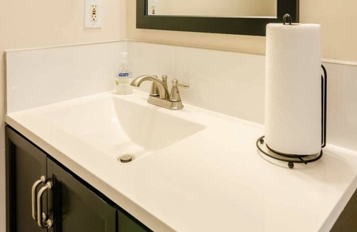 Echo Hills Condo | Home SUITE Home: A Contemporary Queen City Abode