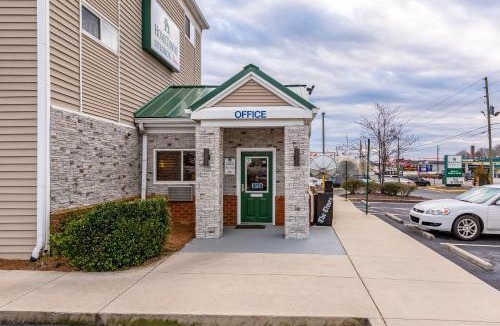 Gainesville Hotel | HomeTowne Studios by Red Roof Gainesville, GA