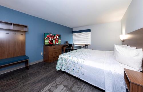 New Castle Hotel | HomeTowne Studios by Red Roof Wilmington - New Castle