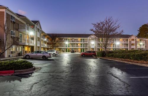 Chamblee Hotel | HomeTowne Studios by Red Roof Atlanta - Chamblee