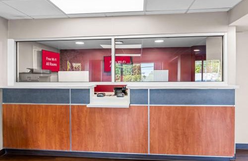 Sandston Hotel | HomeTowne Studios by Red Roof Richmond - Airport Sandston