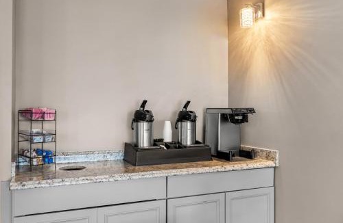 Sandston Hotel | HomeTowne Studios by Red Roof Richmond - Airport Sandston