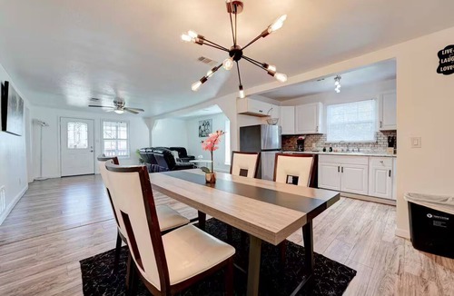 Chestnut House | Homey & Spacious 4-bedroom house in fabulous Austin neighborhood