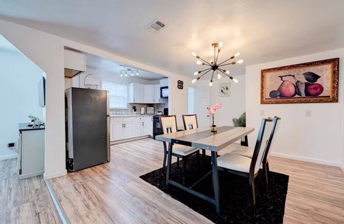 Chestnut House | Homey & Spacious 4-bedroom house in fabulous Austin neighborhood