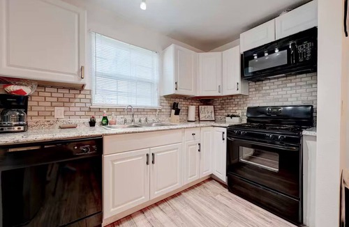 Chestnut House | Homey & Spacious 4-bedroom house in fabulous Austin neighborhood