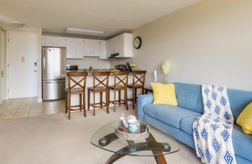 Waikiki Apartment | Honolulu Condo Stay with Balcony Walk to Beaches!