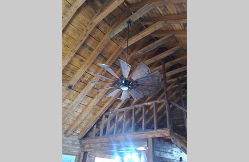 Cleveland House | Hoot Nanny's Rustic Cabin on Mossy Creek