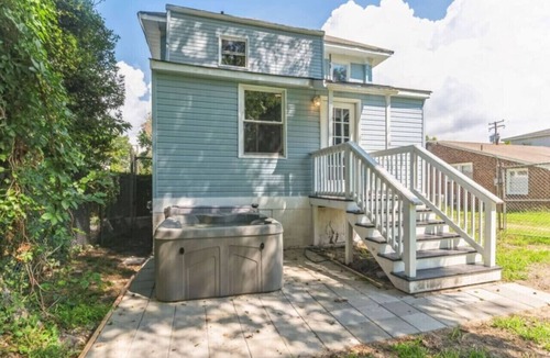 Downtown House | Hot Tub | 9 beds | Fenced Yard