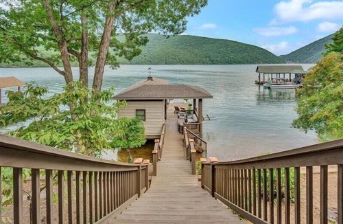 Huddleston House | Hot Tub! Beautiful Mountain Views! Wifi! Come Visit "Off the Bow"!