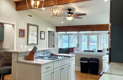 Lake Lure House | Hot Tub. Dog friendly. FREE Pontoon boat & jump off boathouse.