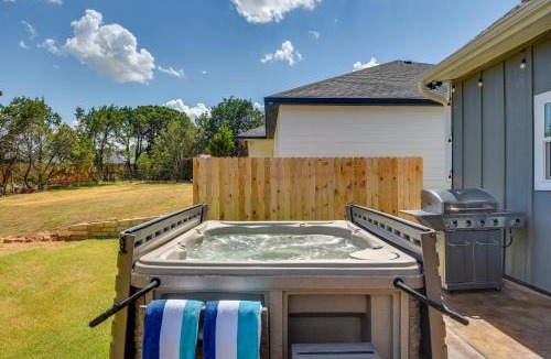 Granbury House | Hot Tub & Fire Pit! Cozy Granbury Escape Near Lake