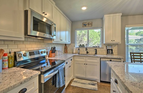 Granbury House | Hot Tub & Fire Pit! Cozy Granbury Escape Near Lake