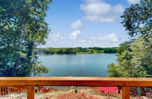 Delta House | Hot Tub + Fire Pit: Lakeside Getaway, Dogs Welcome
