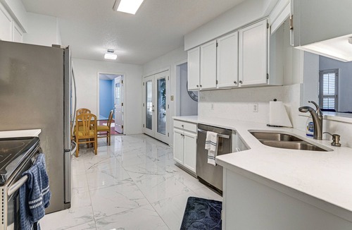 Conway House | Hot Tub + Gazebo: Group Getaway Near Dtwn Conway!