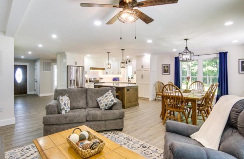 Snow Hill House | Hot Tub Haven 2 Mi to Beach! ‘Christy's Cottage’