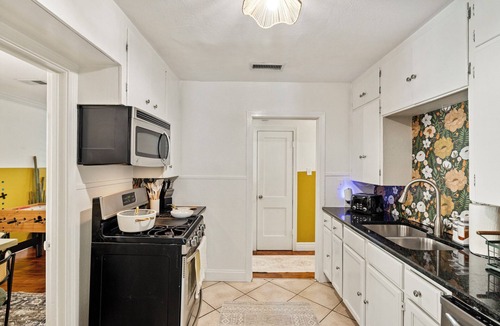 Zilker House | HOT TUB No Fee - 4Bedroom Zilker OASIS - Family Friendly
