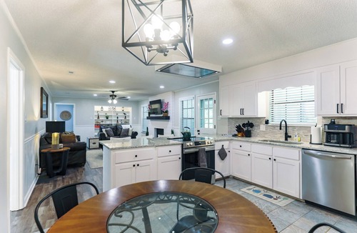 Valdosta House | Hot Tub, Pool Table, Ping-Pong, Private Playground, Fire Pit, Library, Play Room