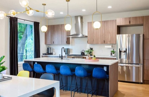 Govalle House | Hot Tub Time Machine Clubhouse DT 6 Min Drive