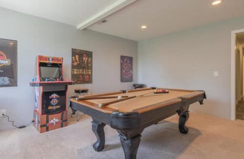 Mars Hill House | Hot Tub, Views & Game Room - 20 min to Downtown Asheville!