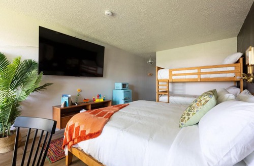 Wellborn Hotel | Hotel McCoy College Station - Art, Libations, Pool Society