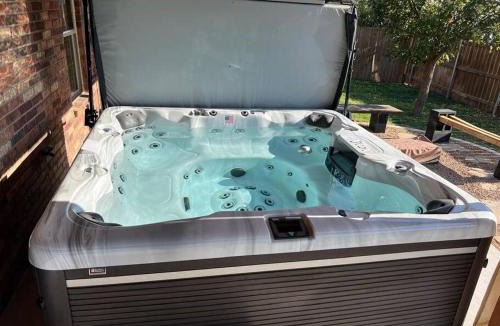 Odessa Villa | HotTub-King Bed -Fire pit-BBQ-Pristine Kitchen