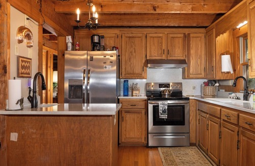 Ferguson Cabin | Hounds Retreat Pet Friendly, Wood Fireplace, HotTub, WiFi, Decks