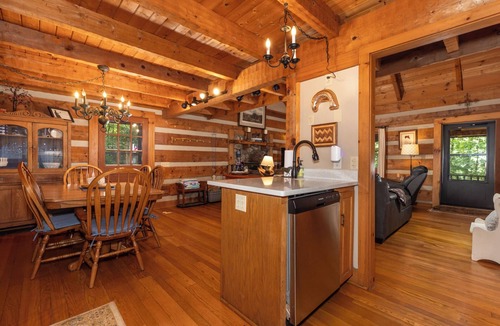 Ferguson Cabin | Hounds Retreat Pet Friendly, Wood Fireplace, HotTub, WiFi, Decks