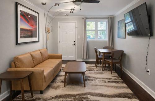 Dixon Park House | Hourglass Inn Unit A First Floor