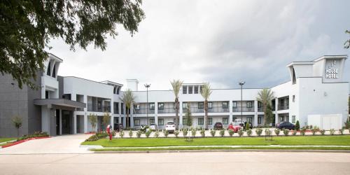 George Bush Park/Eldridge Hotel | House Hotel