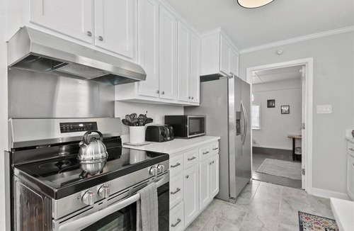 Savannah House | House Sleeps 6 * Firepit * Game Room * Dogs OK