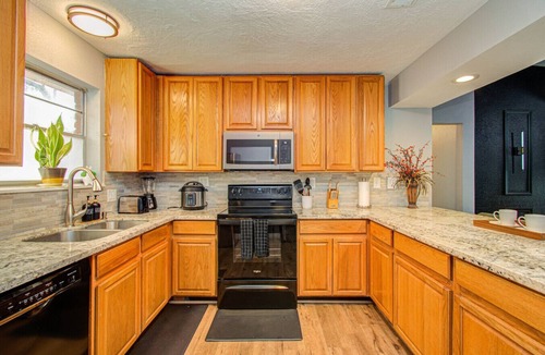 Spring Branch West House | Houston 5BR with Game Room, BBQ and Fire Pit