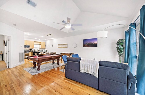 South Central Houston House | Houston Getaway by Downtown | Pool Table | Pets