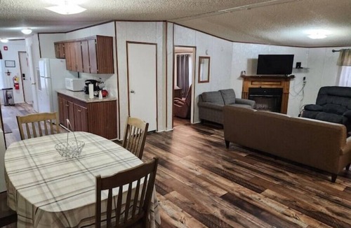 Sandersville House | How Suite it Isnn
