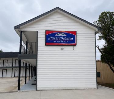 Hillsboro Hotel | Howard Johnson by Wyndham Hillsboro TX