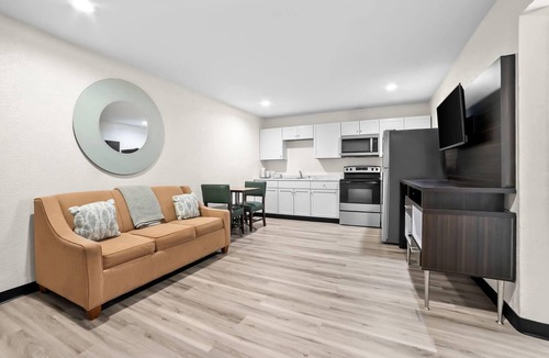 Columbus Hotel | Howard Johnson by Wyndham Columbus Fort Moore
