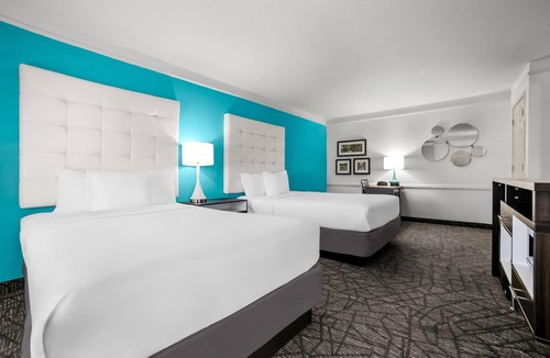 Columbus Hotel | Howard Johnson by Wyndham Columbus Fort Moore