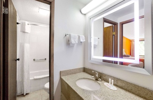 Wilmington Hotel | Howard Johnson by Wyndham Wilmington