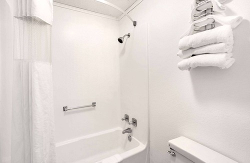 Wilmington Hotel | Howard Johnson by Wyndham Wilmington