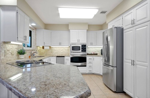 Horseshoe Bay Cabin | Howdy House @HSB Waterfront Private Pool Day Docking 4 BD/3BA for 12