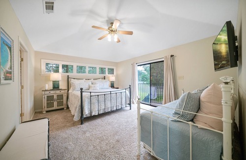 Horseshoe Bay Cabin | Howdy House @HSB Waterfront Private Pool Day Docking 4 BD/3BA for 12