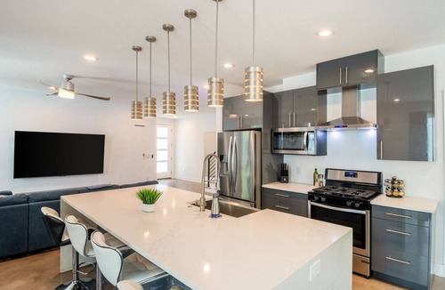 Blackshear-Prospect Hill Apartment | Huge 6BR Gem w/ Hot Tub - Near Downtown, SXSW