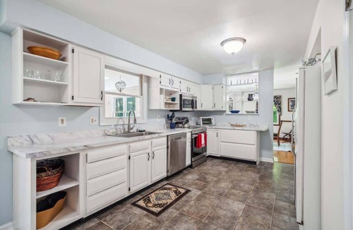 Barstow House | Huntingtown Wooded Charm House