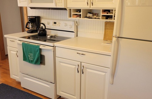Oscoda House | "Huron Winds" a charming 3-bedroom house just steps from Lake Huron in Oscoda