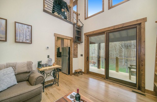 Banner Elk House | Husky Hideaway - Mountain views, Pet-friendly, Wi-Fi, and King Bed.
