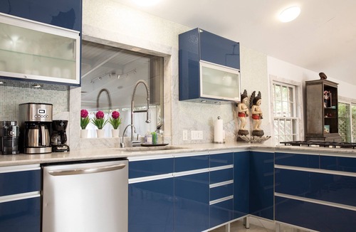 Wilmington House | Ice Palace: Luxe Modern Retreat Near Beach – King Bed, Large Yard, Cool Design