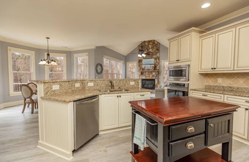 Olde Ferry Estates House | "Icing on the Lake" Theater, Gym, Fire Pit, Lily pad, Pool table!
